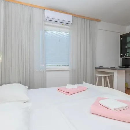 Apartment Apartment Ivanje Gomile Bb III